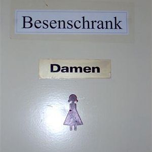 Besenschrank und WC